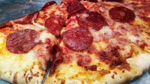 连续手淫者在美国监狱中拿出比萨饼的披萨