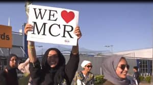 数百名穆斯林参加了前往曼彻斯特竞技场的游行