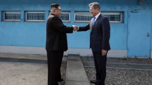 Kim-Jong联合国在边境的标志性照片中震动了韩国领导人的手