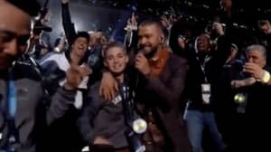 Selfie Kid窃取在Justin Timberlake的超级碗表演中展示