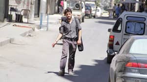 这名战争摄影师抛弃了他的相机来帮助染色叙利亚儿童