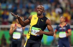 Usain Bolt将他的九枚金牌之一交给