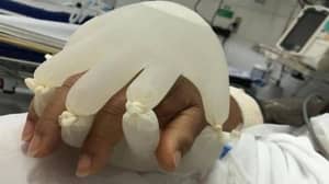 护士在Covid-19孤立病房上使用“上帝的手”来安慰患者