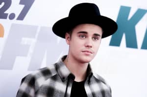 据报道，贾斯汀·比伯（Justin Bieber）正在考虑一生的头石头
