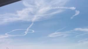 军事喷气机“偶然地”在天空中画出一个巨大的阴茎