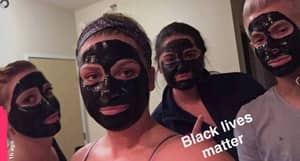 大学生使用面部面具来嘲笑黑色生命物质运动