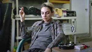 Mila Kunis无法辨认在新电影中的吸毒成瘾者四个美好的日子