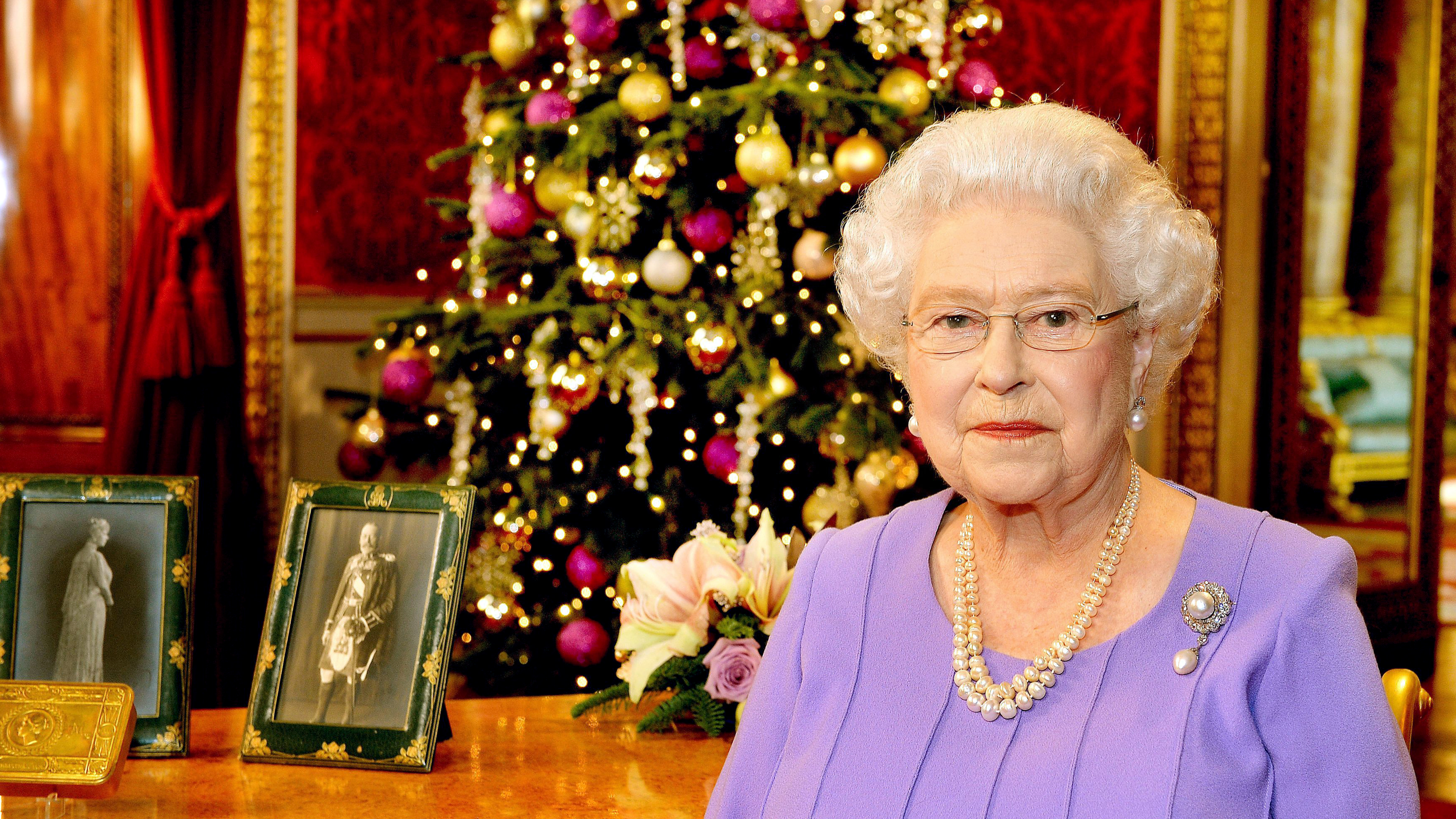 女王把她的圣诞装饰留到二月份，以纪念悲伤的周年纪念日
