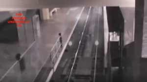 一辆“幽灵列车”驶入车站的诡异时刻