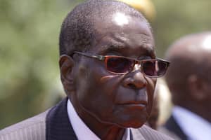 Robert Mugabe推出了自己的雕像，看起来像辛普森一家角色
