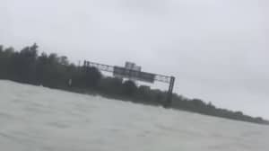 视频显示，哈维飓风期间德克萨斯州州际洪水的恐怖范围