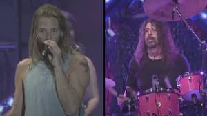 泰勒·霍金斯（Taylor Hawkins）在Foo Fighters的最后表演中向Dave Grohl致敬