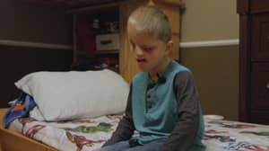 六岁的男孩在世界上60名中的一个天生，没有眼睛