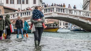 威尼斯遭遇多年来最严重的洪灾，当地人仍在供应披萨