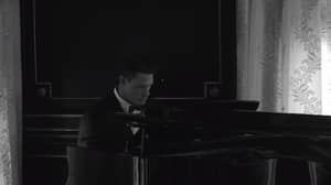约翰·塞纳弹奏钢琴庆祝贝拉双胞胎获得90万订户