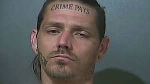 警察在额头上寻找纹身的“犯罪付款”的人