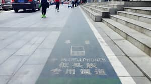 中国城市专门为使用手机行走的人安装车道