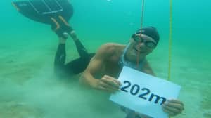 男子为一个呼吸设置世界上最长游泳的世界纪录