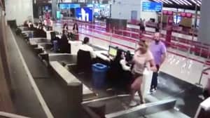 女人站在机场的行李输送带上，立即堆积它