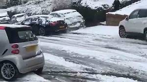 梅赛德斯司机在试图在冰冷的条件下超车后导致破坏迹
