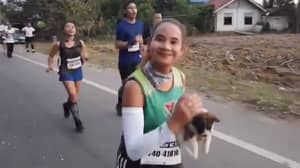 马拉松赛跑者在比赛期间发现被遗弃的小狗，并将他带走了19英里