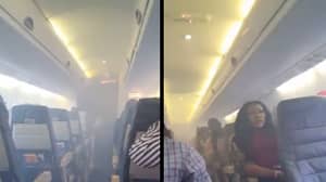 乘客记录戏剧性的场景，因为'飞机的发动机捕获火灾'中飞行