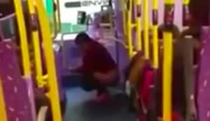 一个女人在公共汽车上被拍了呕吐