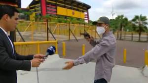 厄瓜多尔电视演示者在枪口时刻举行，然后继续
