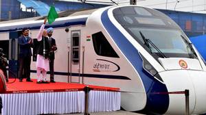 印度新的高速火车在击中牛之后第一次旅行