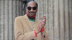 Snoop Dogg将Kanye West的新Yeezy幻灯片与“监狱拖鞋”进行了比较