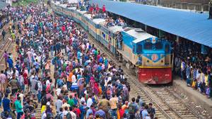 录像镜头显示人们冲浪在孟加拉国的火车顶部