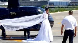 在计划在婚礼上为新郎的惊喜计划惊喜之后，新娘在直升机撞车事故中丧生