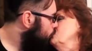 夫妇患有53岁的年龄差距有Tiktok频道，他们互相模仿歌曲并亲吻
