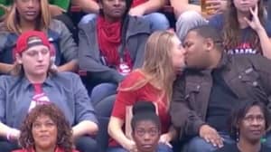 男人拒绝亲吻凸轮的女朋友，所以她吻了她旁边的那个人，显然