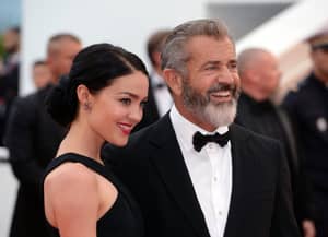 梅尔·吉布森（Mel Gibson）被迫捍卫自己的关系的34岁年龄差距