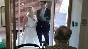 新娘在婚礼当天旅行200英里，以惊喜爷爷在护理家