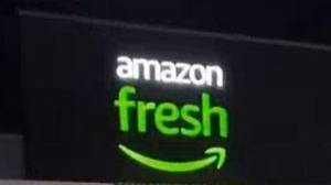 购物者带领人们参观新的亚马逊新鲜超市