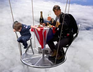 Internet Photoshops的熊格林斯图片在25,000英尺处享用一餐