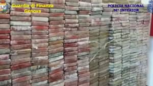 意大利警方在25年内抓住该国最大的可卡因货物