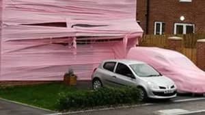 夫妇从蜜月返回，找到用粉红色塑料包裹的房子