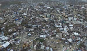 由于海地在佛罗里达州海地飓风在海地飓风，超过1000人死亡