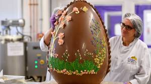 吉伯里创造了一个巨大的7张复活节彩蛋，看起来令人难以置信