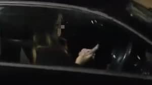 奥迪司机在高速公路上使用手机拍摄，没有双手在方向盘上拍摄