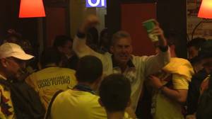 在莫斯科哥伦比亚酒吧庆祝世界杯的胜利时，唯一的英格兰球迷是勇敢的还是愚蠢的