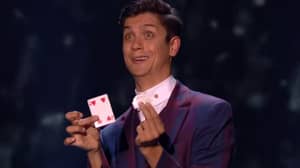 英国的Get Talent观众在现场决赛中揭露了魔术师的魔术师牌技巧