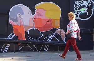 普京和特朗普接吻的壁画走红，因为…为什么不呢?