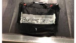 奶奶导致机场恐慌与袋子在侧面上说炸弹