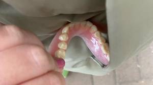 震惊的阿斯达购物者在新夹克口袋里发现了假牙