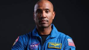 Victor Glover将成为第一位生活在国际空间站的黑宇航员