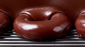 Krispy Kreme发布了一个以日食为主题的甜甜圈，看起来很美味